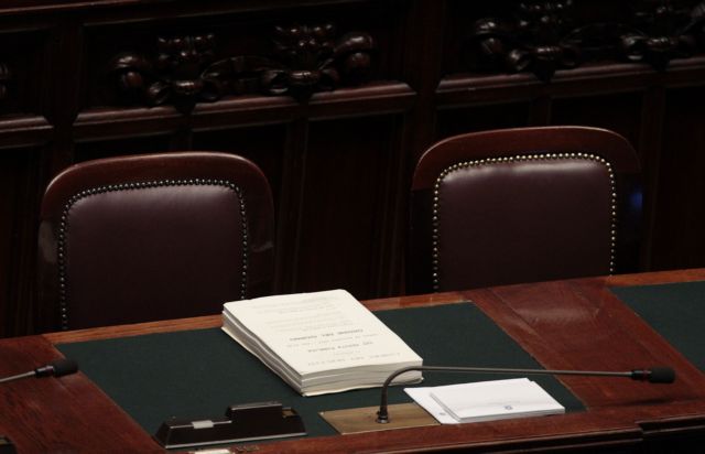 Η Ιταλία πανηγυρίζει την πρώτη ημέρα χωρίς τον Καβαλιέρε και ψάχνει κυβέρνηση